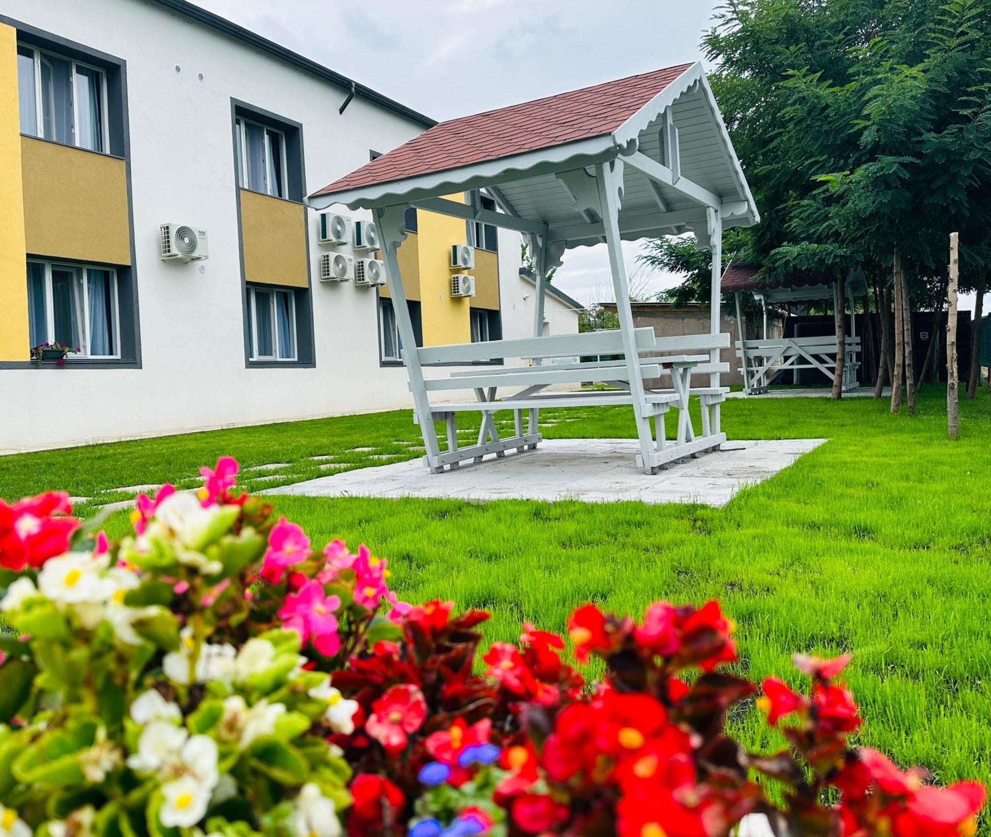 Stef Rooms Tirgu Frumos Екстериор снимка