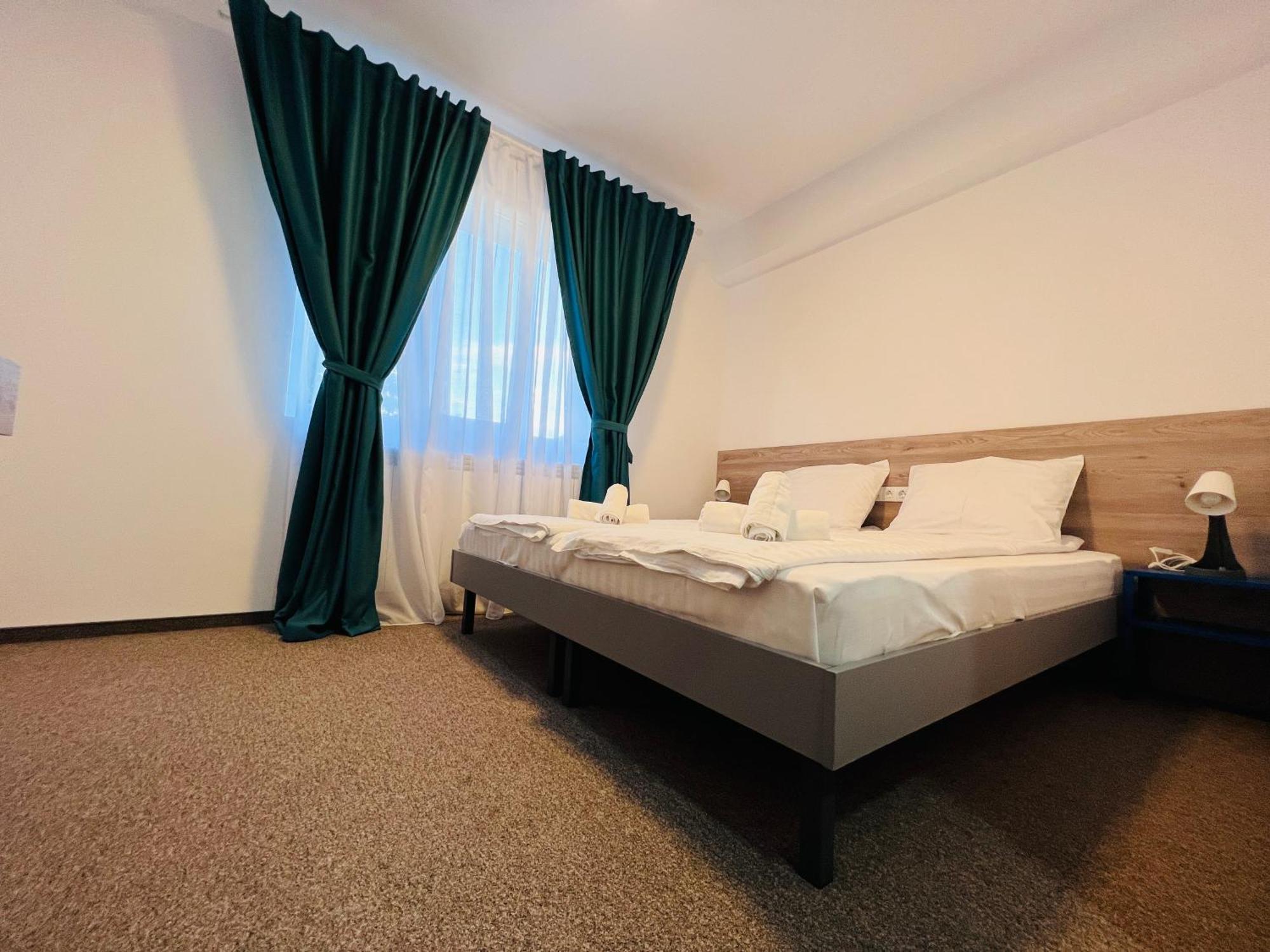 Stef Rooms Tirgu Frumos Екстериор снимка