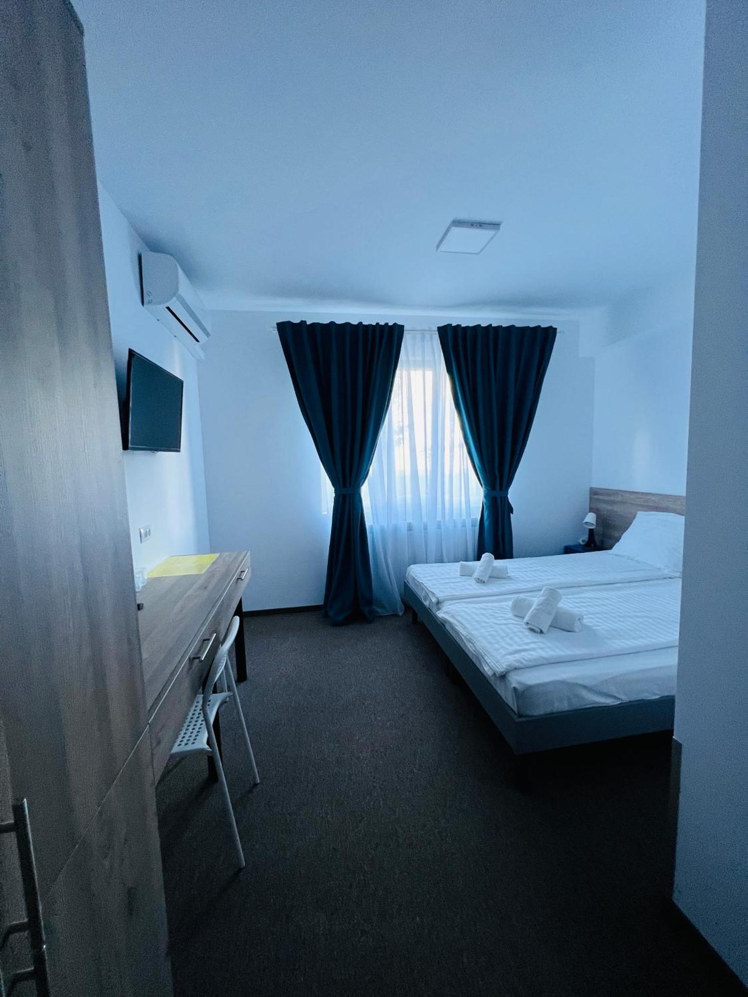 Stef Rooms Tirgu Frumos Екстериор снимка