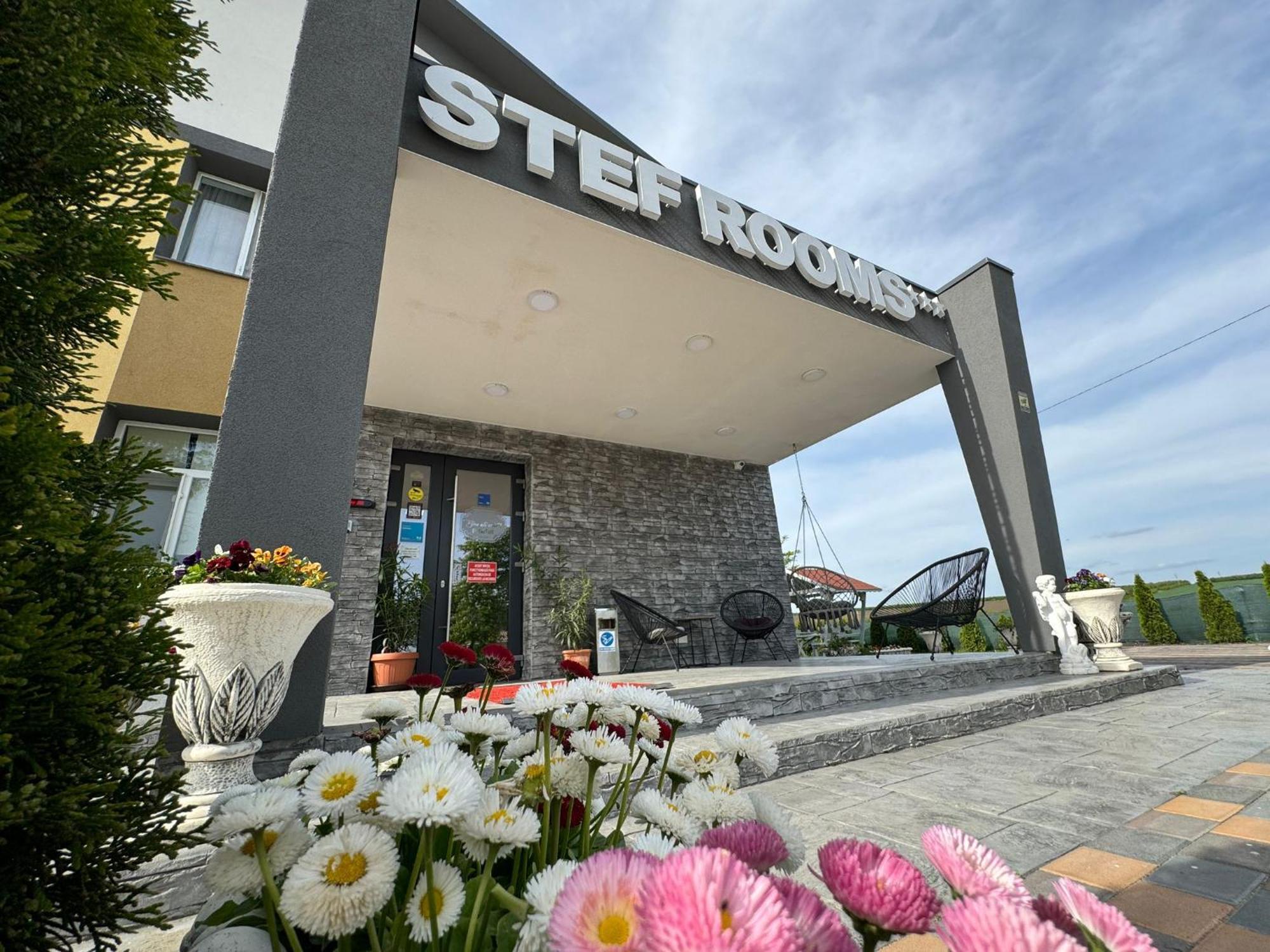 Stef Rooms Tirgu Frumos Екстериор снимка