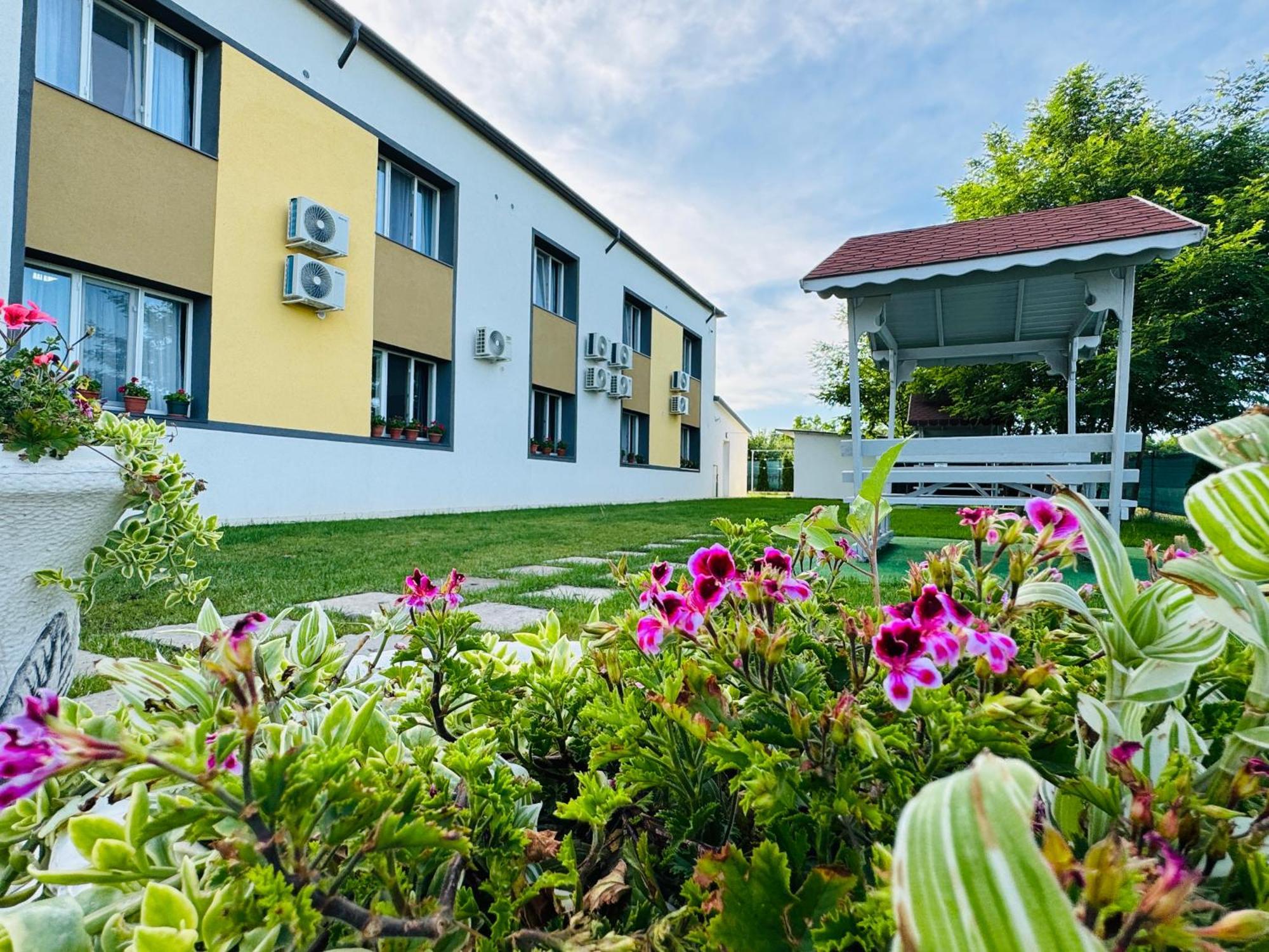 Stef Rooms Tirgu Frumos Екстериор снимка