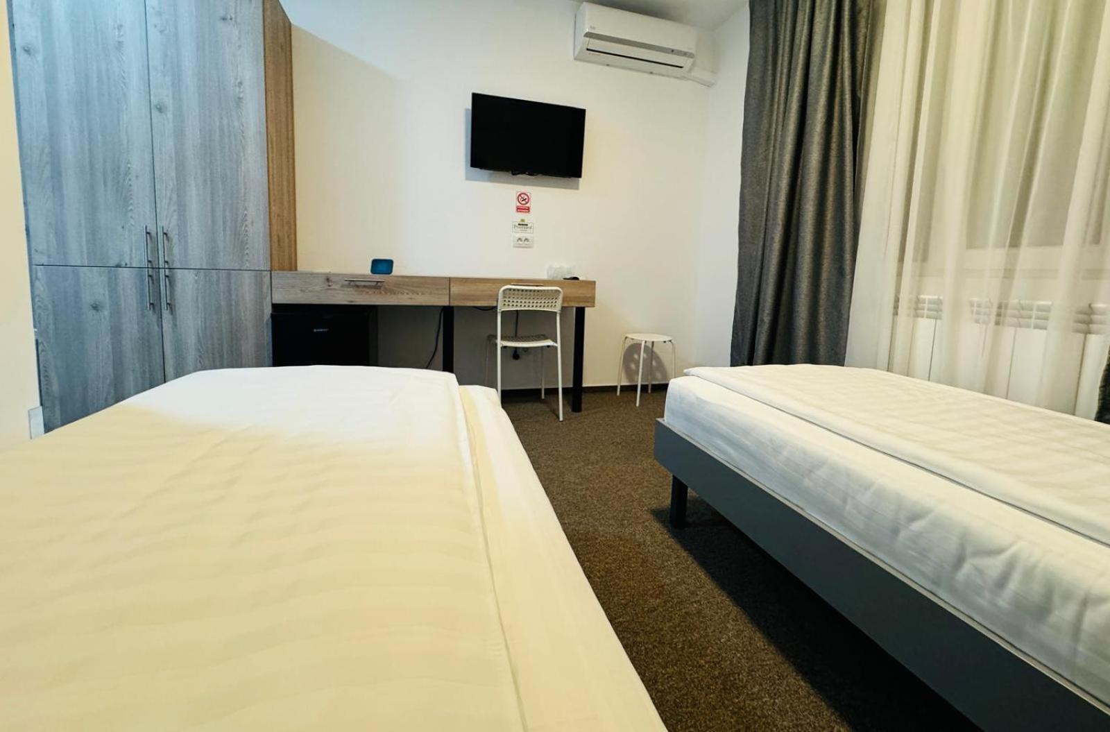 Stef Rooms Tirgu Frumos Екстериор снимка